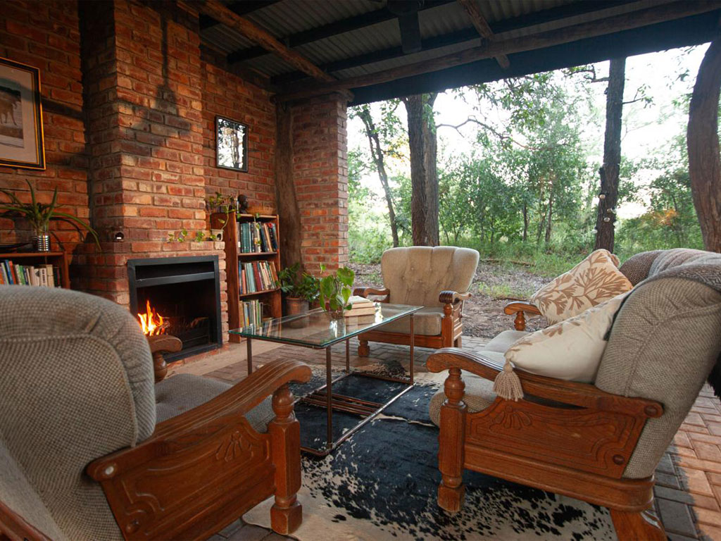 ndzuti-bush-camp-lounge-fire-img1